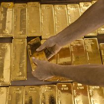 Die Ein- und Ausfuhr von Goldbarren zwecks Umschmelzen verzerrt die Handelsbilanz. (Goldbarren in einem Tresor der ZKB)