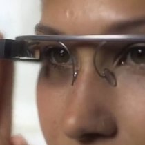 Um mit Google Glass ein Foto zu machen, muss man sich konzentrieren. Auf was, ist egal.  PR