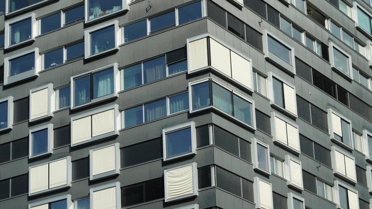 Ein Wohnhochhaus in der Stadt Zürich.