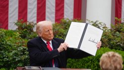 US-Präsident Donald Trump unterzeichnet eine Durchführungsverordnung, die ab dem 3. April 2025 um Mitternacht gegenseitige Zölle für viele andere Länder vorsieht (April 2025).