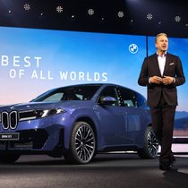 BMW-Chef Oliver Zipse präsentiert auf der IAA in München den neuen iX3. Der Wagen gilt als Schlüssel für BMWs künftigen Erfolg.