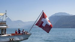 Schiff auf dem Vierwaldstättersee: Ein starkes Motiv für die Heimmarktneigung, ist die Vertrautheit mit den Unternehmen des eigenen Landes.