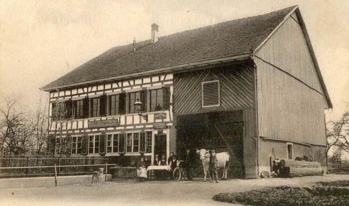 Ein Foto von 1908 zeigt, wie das Haus früher aussah: Zeitweise waren darin ein Restaurant und eine Poststelle untergebracht.
