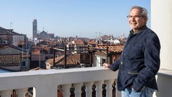 Von seiner Terrassse überblickt der Valmont-Eigentümer Didier Guillon die Dächer Venedigs bis zur Frari-Kirche.