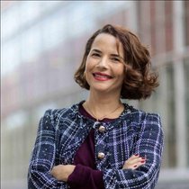 Daniela Frau ist Dozentin an der School of Management & Law der ZHAW. Sie forscht und berät zum Thema Diversitätsmanagement in Schweizer Organisationen sowie zu inklusiven Führungsmodellen.