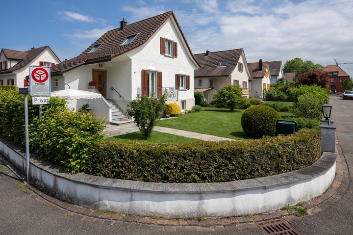 Einfamilienhäuser in Uster (KEYSTONE/RETO SCHLATTER)