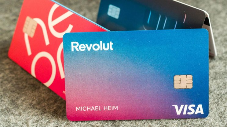 Hängt Revolut die Schweizer Digitalkonkurrenz ab? Karten von Neon, Yuh und Revolut.