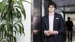 Keegan McBride ist ein international renommierter Experte für digitale Governance, KI, Technologie- und Geopolitik.