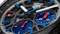 Die TAG Heuer Monza Flyback Chronometer wirkt dank des 42-Millimeter-Gehäuses aus Karbon modern und dynamisch.