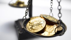 Abwägen in stürmischen Zeiten: Trotz hoher Volatilität bleibt Gold bei Anlegern hoch im Kurs.