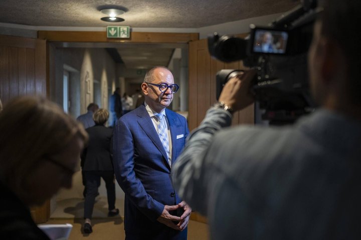 Josef Felder, Praesident des Verwaltungsrates.Flughafen Zuerich AG, spricht in einem Interview im Rathaus Hard die Debatte des Kantonsrats zum geplanten Pistenausbau am Flughafen Zuerich, aufgenommen am Montag, 28. August 2023 in Zuerich. (KEYSTONE/Ennio Leanza)