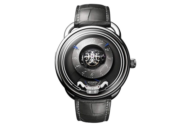 Arceau Duc Attelé
Mit der Uhr betrat Hermès 2024 die Königsklasse der Uhrmacherei: die Minutenrepetition, welche die Zeit – Stunden, Viertelstunden und Minuten – anzeigen kann.