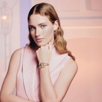 Van Cleef & Arpels

Das Gehäuse dieser gelbgoldenen Cadenas ist mit Snow-Set-Diamanten und Saphiren verziert. Preis auf Anfrage.