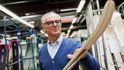 Wolfgang Mayrhofer: Der Atomic-Chef ist bei der Prototypenentwicklung dabei. Auch in den modernsten Ski ist der Kern aus Holz, ein besseres Material hat man noch nicht gefunden. Es wird mit Holzarten experimentiert.