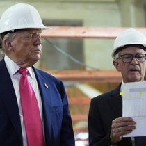 Donald Trump (links) beleidigt Fed-Chef Jerome Powell regelmässig und fordert tiefere Leitzinsen. Hier im Bild trifft er sich mit Powell in einem Neubau der Fed, dessen Kosten Trump kritisiert.
