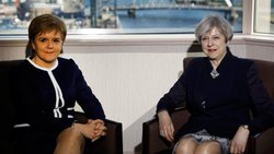 Nicola Sturgeon (l.) und Theresa May: Der harte Brexit-Kurs passt der Regierung in Edinburgh nicht.Keystone