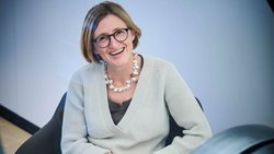 Bütler ist Honorarprofessorin für Wirtschaftspolitik. Sie engagiert sich als Vizepräsidentin der Gebert Rüf Stiftung und als VR von Huber+Suhner, ACImmune, Swiss Life und Schindler.