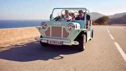 Mit dem elektrischen Kultauto Moke kommt Sommerfeeling auf.
