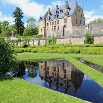 Anwesen mit über 5,8 Hektar, einem Hauptschloss sowie einem Nebenschloss, umgeben von Kanälen und Flüssen. Preis: 3,45 Millionen Euro.