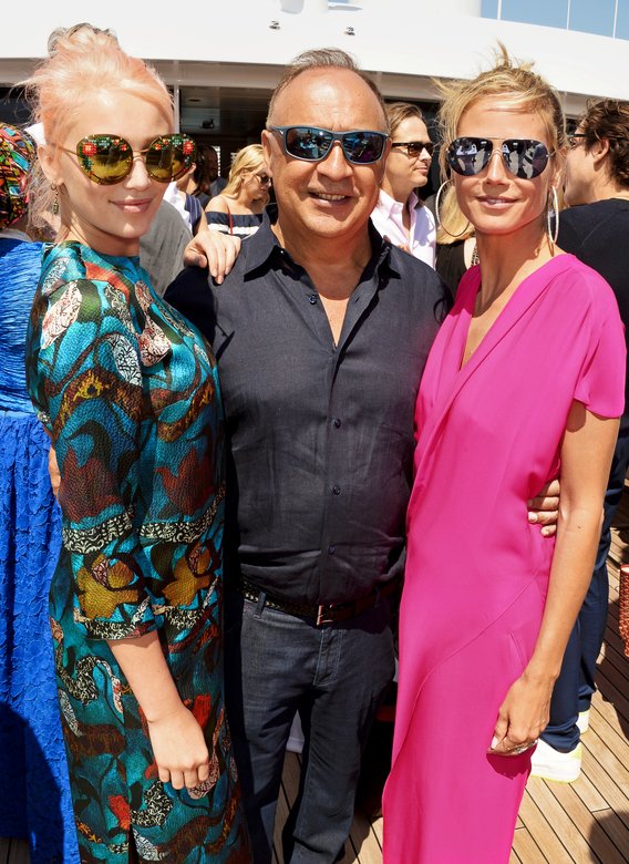 Mit seinem Studienkollegen Len Blavatnik (im Bild mit Musikerin Callin Russo und Ex-Model Heidi Klum), der damals schon längst Multimillionär ist, ergreift Vekselberg seine Chancen.