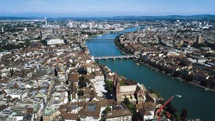 Was Basel ausmacht: der Rhein, in Basel auch «Bach» genannt; und das mittelalterliche Münster.