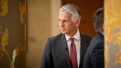UBS-Chef Sergio Ermotti kämpft dafür, dass die Grossbank in der Schweiz bleiben kann. Doch die Aktionäre erhöhen den Druck.