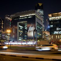 The Gate war das erste Bürogebäude in Dubais Finanzquartier DIFC. Aktuell ist es geschmückt mit den Porträts der zwei Gründerväter der Vereinigten Arabischen Emirate: der verstorbenen Emire Zayid bin Sultan Al Nahyan (r.) und Raschid bin Said al-Maktum.