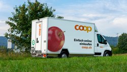 Coops E-Supermarkt wuchs 2025 um 10 Prozent: Lieferwagen von Coop.ch.