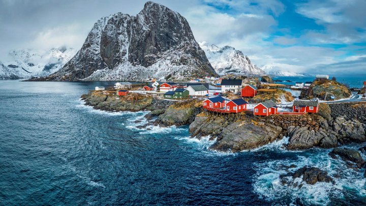 Die norwegischen Lofoten-Inseln sind spektakulär. Im Sommer kann man dort die Mitternachtssonne geniessen.