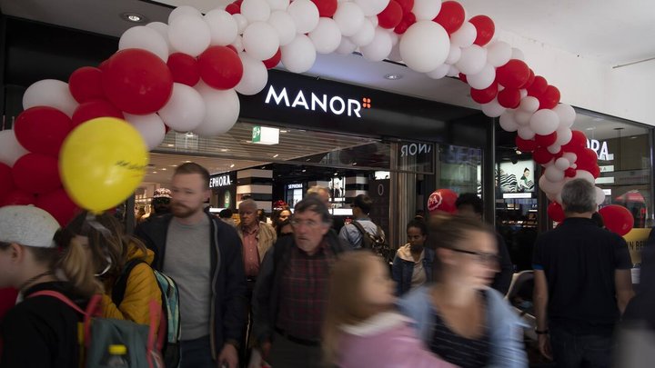 Kunden waehrend der offiziellen Eroeffnung des neuen Manor Store, am Donnerstag, 25. April 2019 in Bern. (KEYSTONE/Anthony Anex)