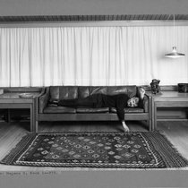 Möbeldesigner Børge Mogensen testet das von ihm 1962 entworfene Ledersofa 2213 aus der 22er-Serie.