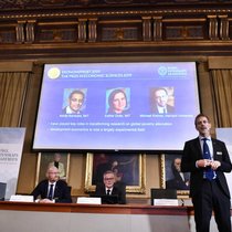 Göran K. Hansson bei der diesjährigen Verkündung des Wirtschaftsnobelpreises: Der Generalsekretär der Königlich Schwedischen Akademie der Wissenschaften zusammen mit den Akademie-Mitgliedern Peter Fredriksson (l.) und Jakob Svensson.