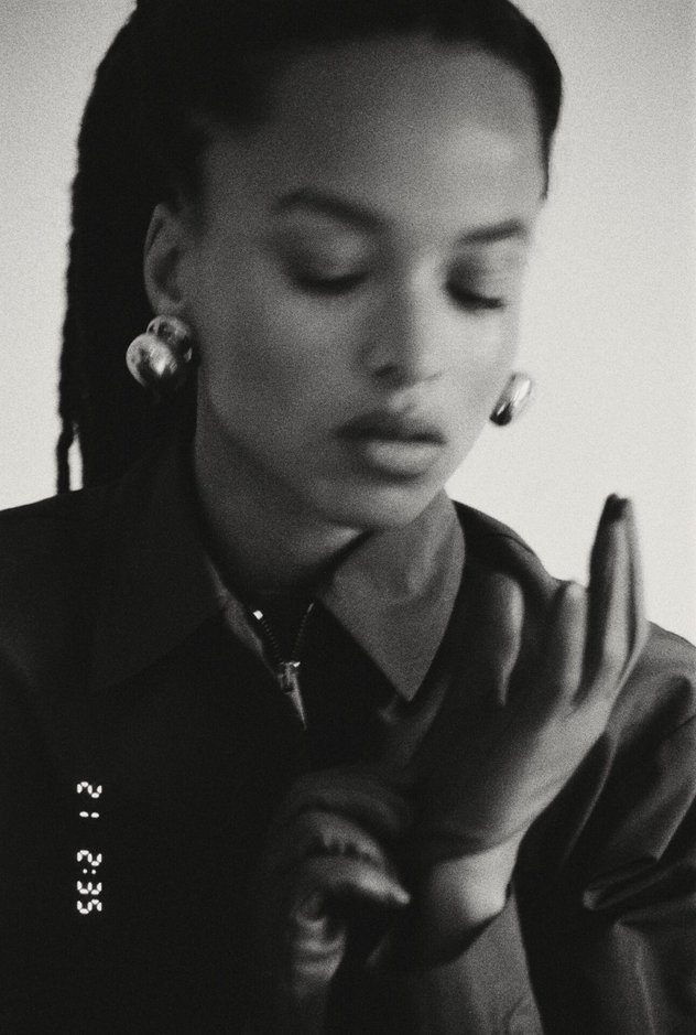 Von Fendi: Kleid. Von Thomasine: Handschuhe. Von D'heygere: ­Ohrringe in Silber.