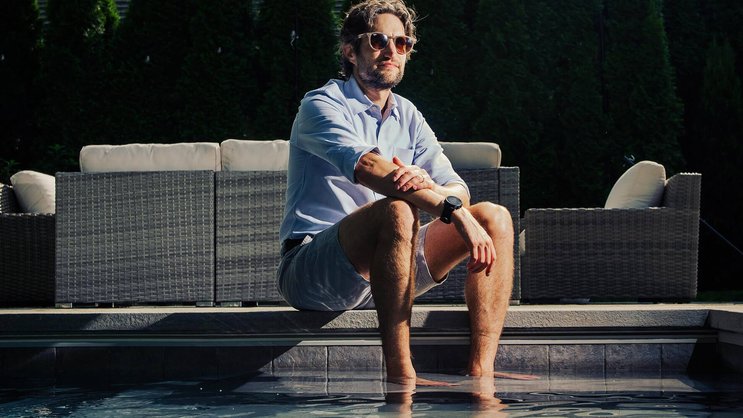 Adam Alter am Pool bei sich zu Hause. Er sagt, «ich lebe für den Sommer».