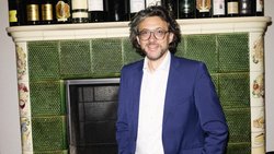 Andrin Willi ist gelernter Hotelier und gilt als einer der «profiliertesten Gastrojournalisten des Landes» («WOZ»), als Gastronomieexperte, der vom «Essen besessen» ist («Tages-Anzeiger»).