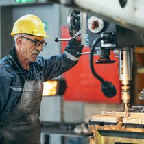 Ältere Menschen sollen freiwillig übers Pensionsalter hinaus arbeiten.