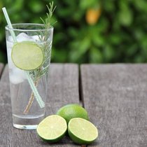 Gin Tonics werden traditionell in hohen Gläsern, so genannten «Highballs», serviert.