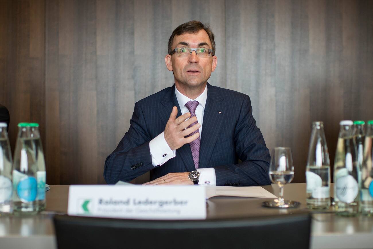 CEO Roland Ledergerber spricht anlaesslich der Medienkonferenz zur Praesentation der Jahreszahlen 2014 der St. Galler Kantonalbank am Mittwoch, 11. Februar 2015 in Zuerich. Bei der St. Galler Kantonalbank (SGKB) haben 2014 das Tiefzinsumfeld und der Verkauf von Unternehmensteilen den Ertrag gedrueckt. So fiel der Erfolg aus dem Zinsengeschaeft um 3,7 Prozent auf 294,5 Mio. Fr. und jener aus dem Kommissionsgeschaeft um 14,2 Prozent auf 118,5 Mio. Franken. (KEYSTONE/Ennio Leanza).