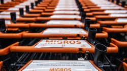 Migros: Der «Orange Riese» schreibt 2017 den dritten Gewinnrückgang in Folge.
