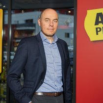 Länderchef Jérôme Meyer vollzieht eine Kehrtwende. Statt einer hochwertigen Warenpräsentation ist in den Läden wieder mehr Nüchternheit angesagt: Das steigert die Effizienz.