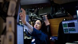 Eine Händlerin prüft ihren Monitor auf dem Parkett der New York Stock Exchange.