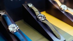 Ein Fetzchen Louis Vuitton oder Dior am Handgelenk – Zenith verarbeitet mit Nona Source zusammen Stoffreste von Luxusmarken zu Uhrenarmbändern.