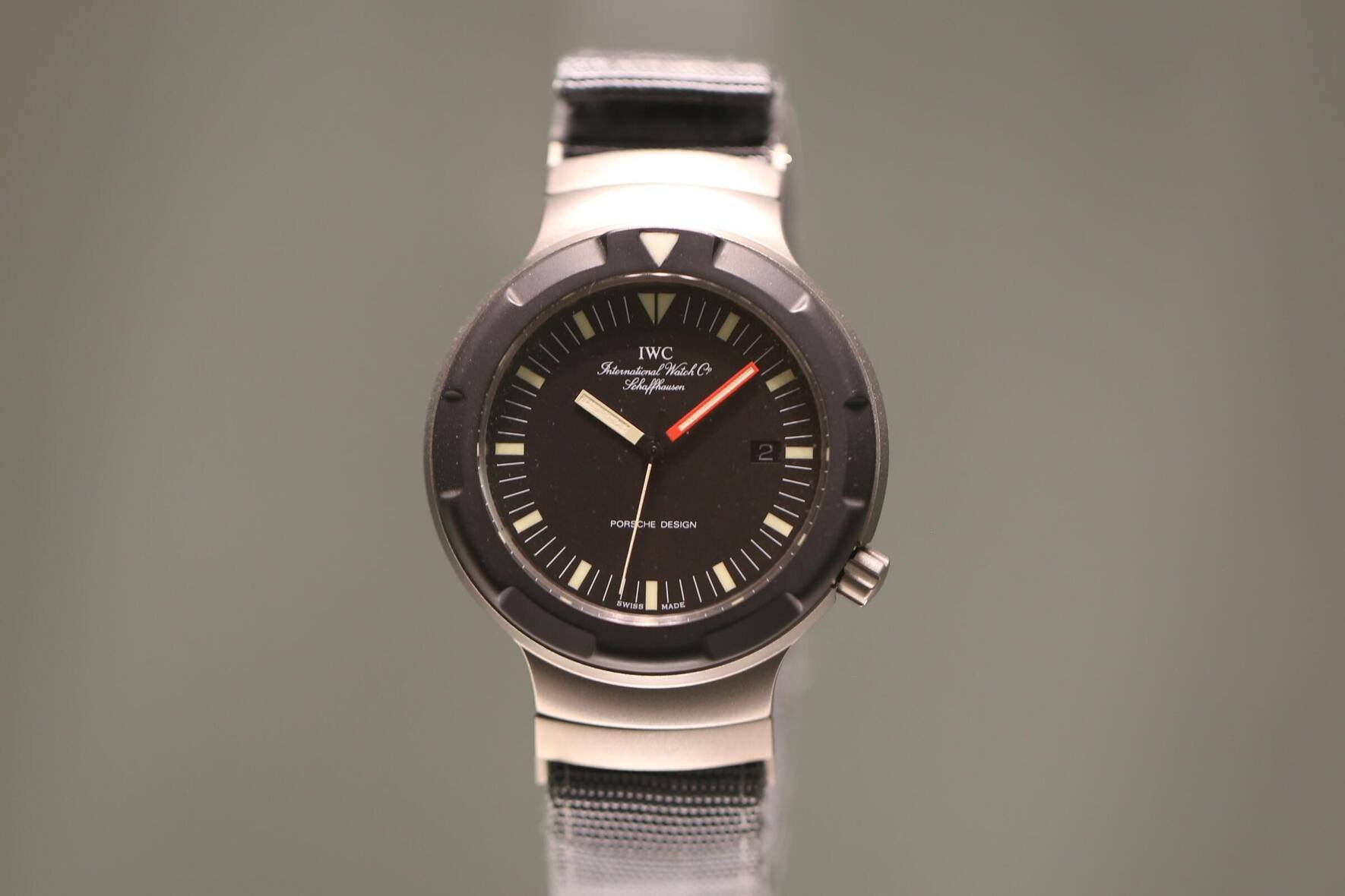 Während das Schweizer Militär bei Doxa auf eine Serienuhr zurückgriff, stellte IWC mit der Ocean 2000 ab 1986 sogar eigens für die Bundeswehr entwickelte Taucheruhren her.