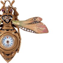 Das aufwendige Verfahren des «Emaillierens», wird in der Luxusindustrie für Miniaturen auf Zifferblättern und Gehäuse gerne verwendet.