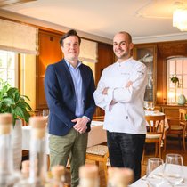 Am Ende sah Christoph Frei (r.) keinen anderen Weg: Er verkauft den Familienbetrieb Wartegg in Wigoltingen Ende Jahr. Christoph Frei führt die Küche, sein Bruder Roger (l.) die Gaststube.