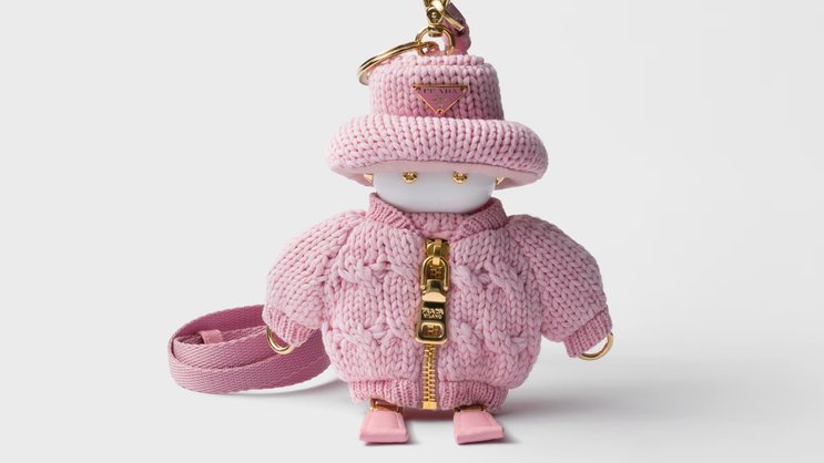 Schlüsselanhänger: Weicher Roboter-Anhänger mit Strickjacke von Prada. Preis: 1140 Franken.