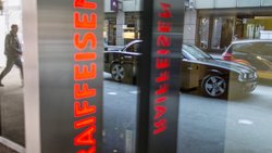 Logo von Raiffeisen: Die Bank streicht 180 Stellen. 