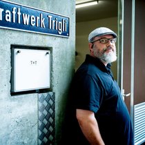 Adrian Wenger ist der einzige Angestellte der Energieversorgung der Gemeinde Brienzwiler. Das Bild wurde vor dem Eingang zum betriebseigenen Wasserkraftwerk aufgenommen.