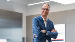Neuer Besen: Der blau karierte dürfte sein Lieblingsanzug sein. Michael Lohscheller soll Polestar auf die nächste Stufe heben.