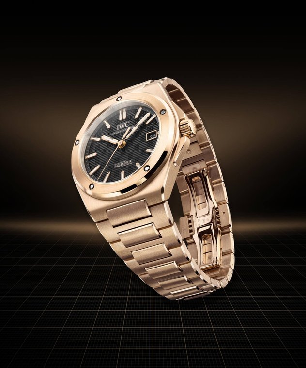 IWC, Ingenieur Die Ingenieur Automatic 40 verfügt über ein Gehäuse und ein integriertes Armband aus 18 Karat Rotgold, ein schwarzes Zifferblatt, Appliken aus Gold sowie vergoldete Zeiger. Preis: 47’800 Franken.